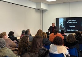 José Antonio Flórez durante la presentación en El Local, con una imagen de Ramón y Cajal de fondo.