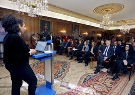 Amanda Masha explica el objetivo de la Bienal en el salón de recepciones del Ayuntamiento.