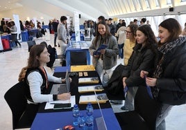 Unas estudiantes recibiendo información.