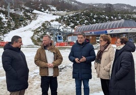 Pedro de Rueda, en el centro, ayer en Fuentes de Invierno.