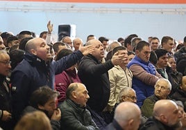 Un grupo de ganaderos asturianos muestran sus quejas ante el consejero de Medio Rural en la reunión del pasado lunes en Tineo.