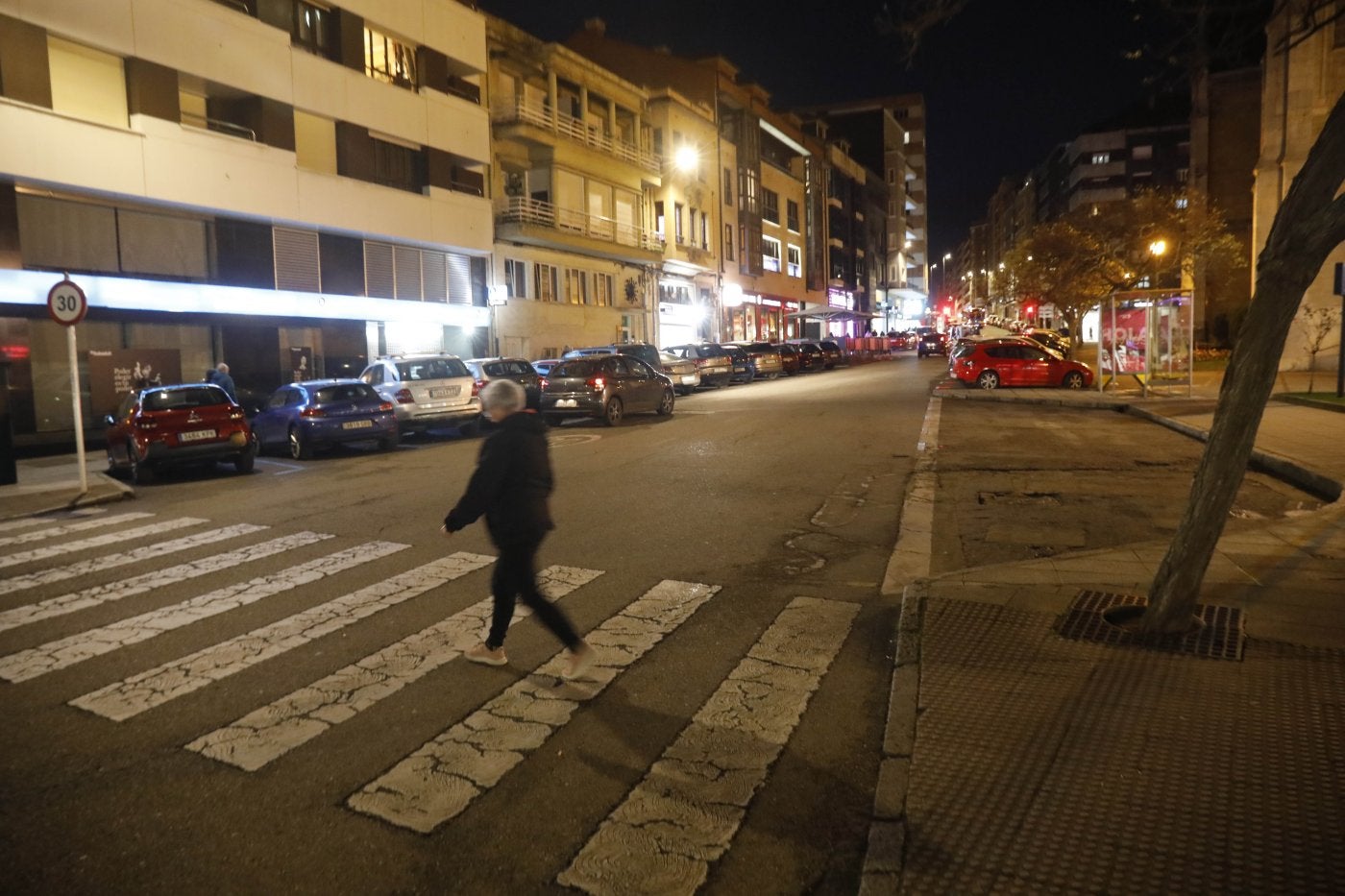 Estado de la calzada en la parada del autobús en este tramo de la calle de La Cámara de Avilés.