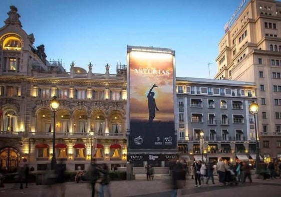 Una gran pancarta con un escanciado de sidra, en la céntrica calle Alcalá de Madrid.