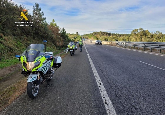 Agentes de la Guardia Civil de Tráfico, en un control en Asturias.