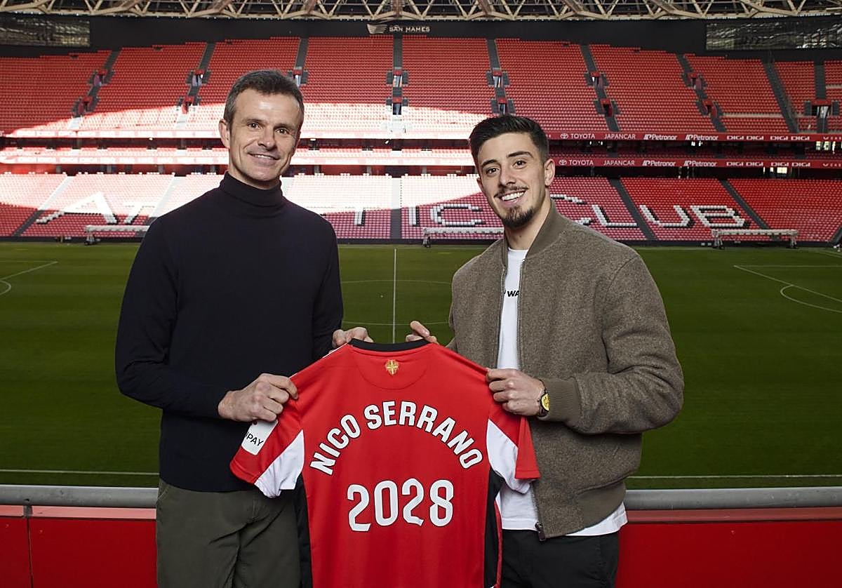 Nico Serrano, ayer, en el acto de su renovación, con el presidente Jon Uriarte.