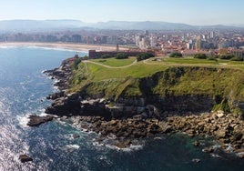 Vistas del cerro de Santa Catalina de Gijón, que opta a ser el mejor destino urbano de 2025 par ala revista Viajar National Geographic.