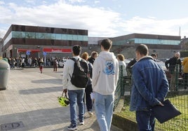 Enorme cola formada ayer para entregar el currículum y realizar una entrevista en el Familia de La Guía, en Gijón, que rodeaba el aparcamiento y llegaba hasta la avenida Justo del Castillo.