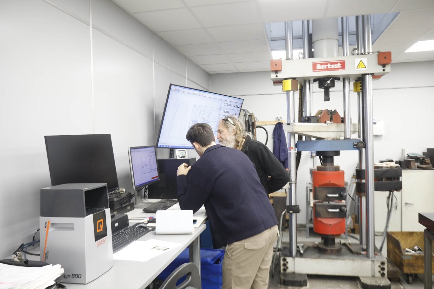 Personal de TAM trabajando en uno de los laboratorios de la empresa en el Parque Empresarial Principado de Asturias.
