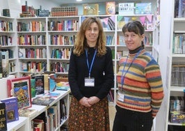 Las voluntarias Ana Fueyo y Laura Barrientos, en la librería AIDA Books&More, situada en Marqués de Casa Valdés 67.