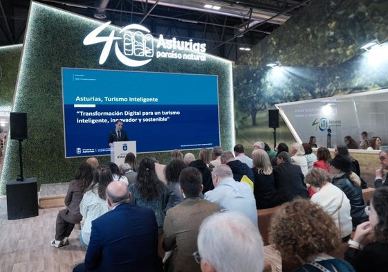 Javier Fernández, durante la presentación de la plataforma digital de turismo del Principado, en el estand del Principado.