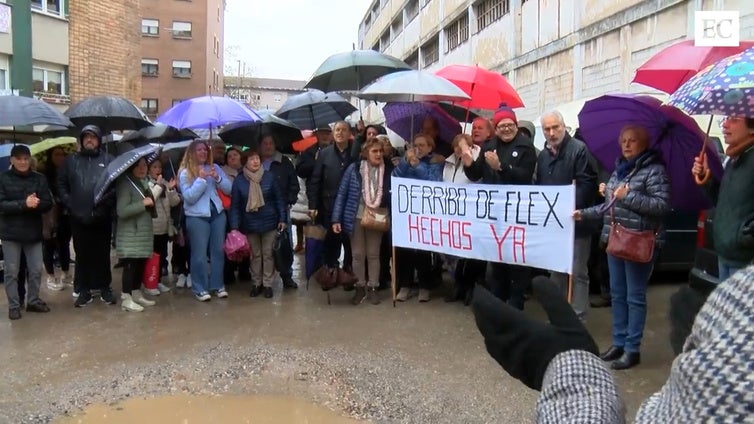 Vecinos de La Calzada exigen el derribo inmediato de la fábrica de Flex