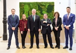 Antonio Romero y Fernando Martínez, en el centro, con el equipo de la nueva oficina de Caja Rural de Asturias en Madrid.