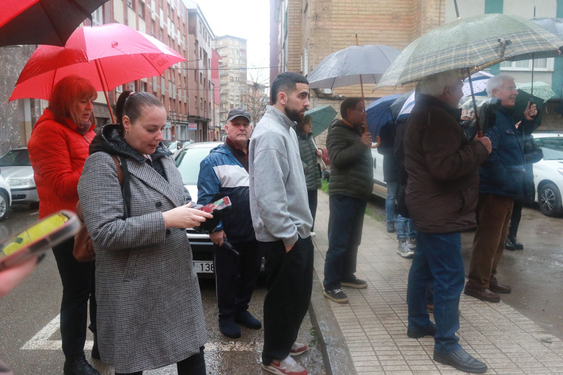 Concentración ante la antigua fábrica de Flex por los continuos retrasos en el derribo