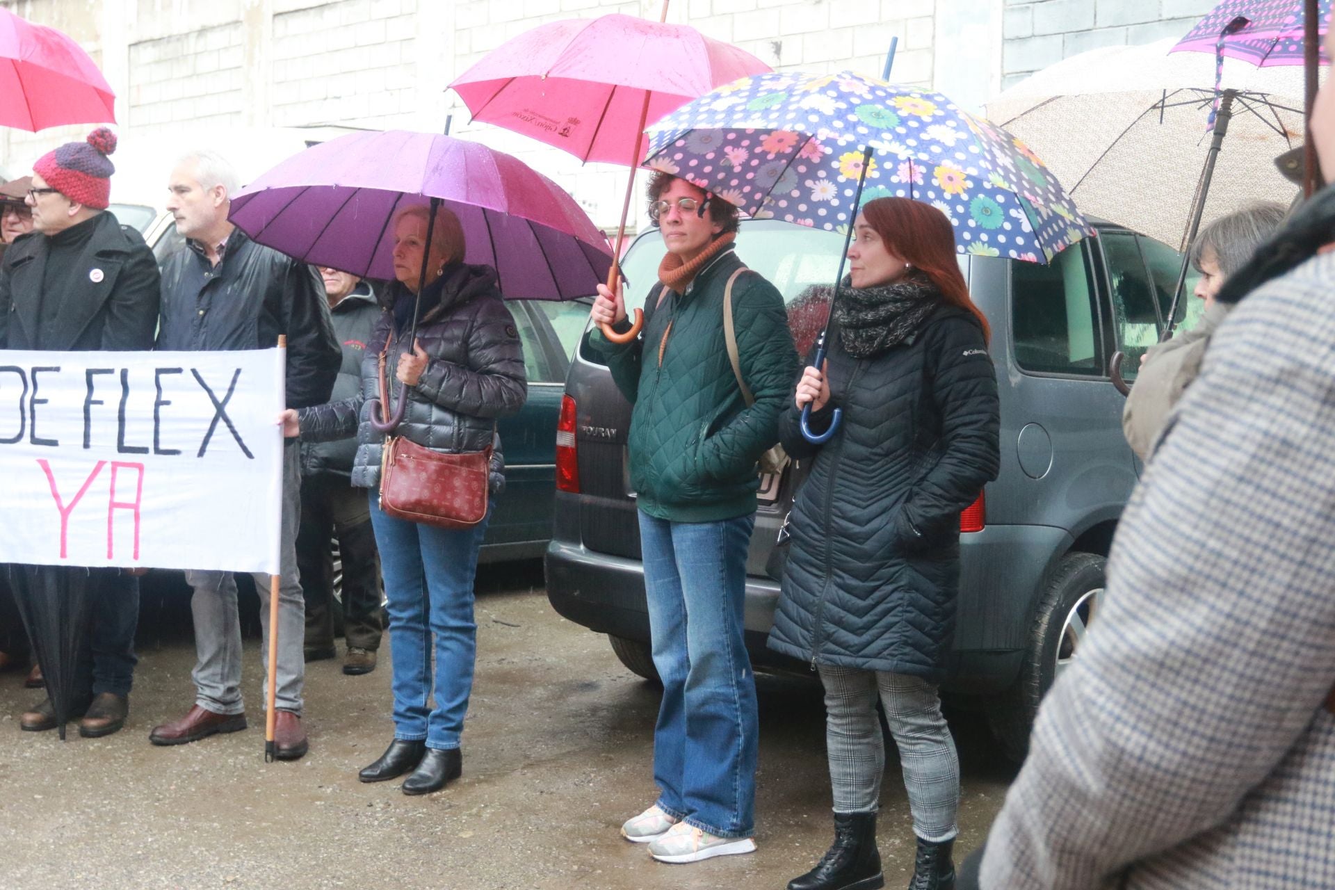 Concentración ante la antigua fábrica de Flex por los continuos retrasos en el derribo