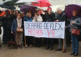 Concentración ante la antigua fábrica de Flex por los continuos retrasos en el derribo