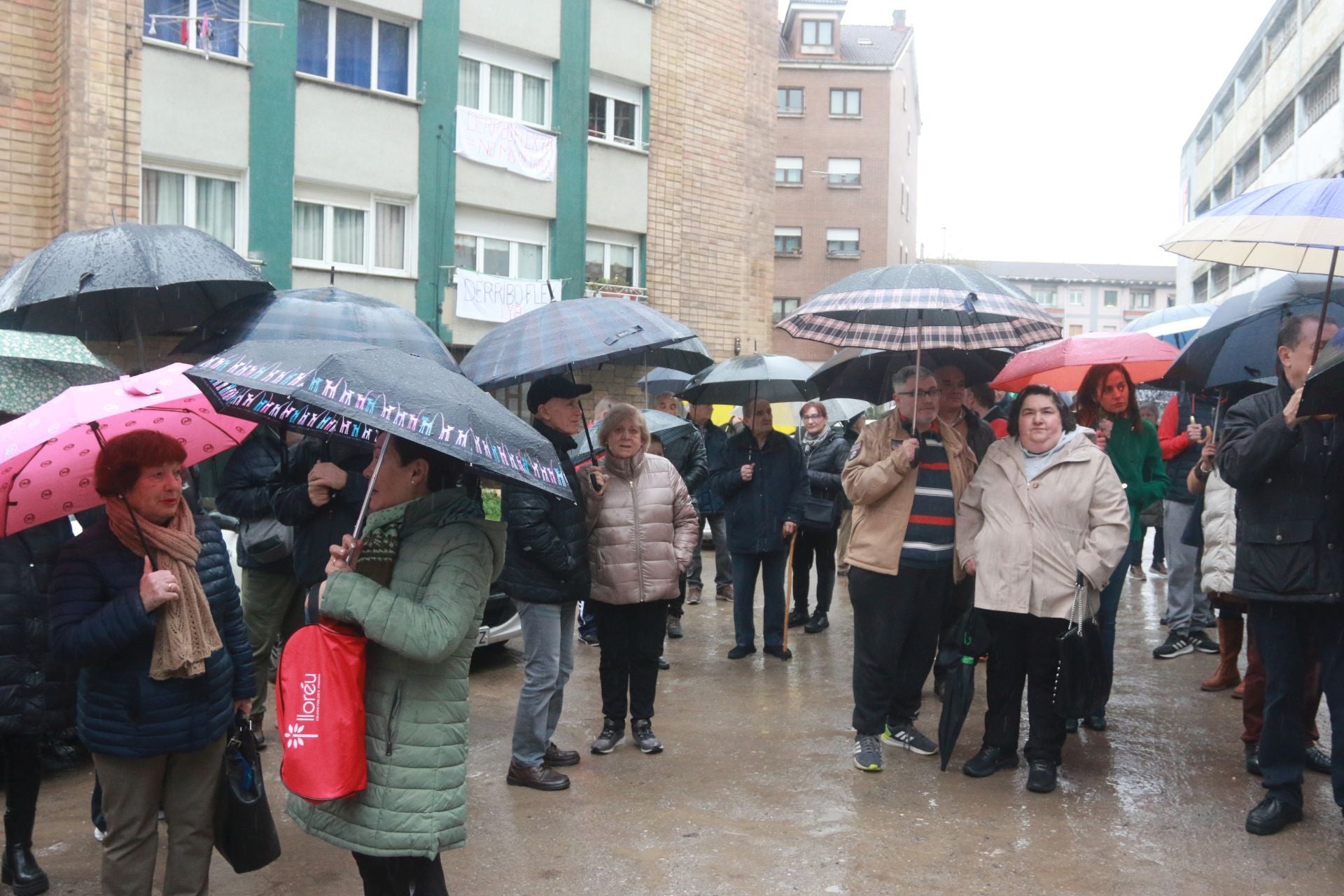 Concentración ante la antigua fábrica de Flex por los continuos retrasos en el derribo