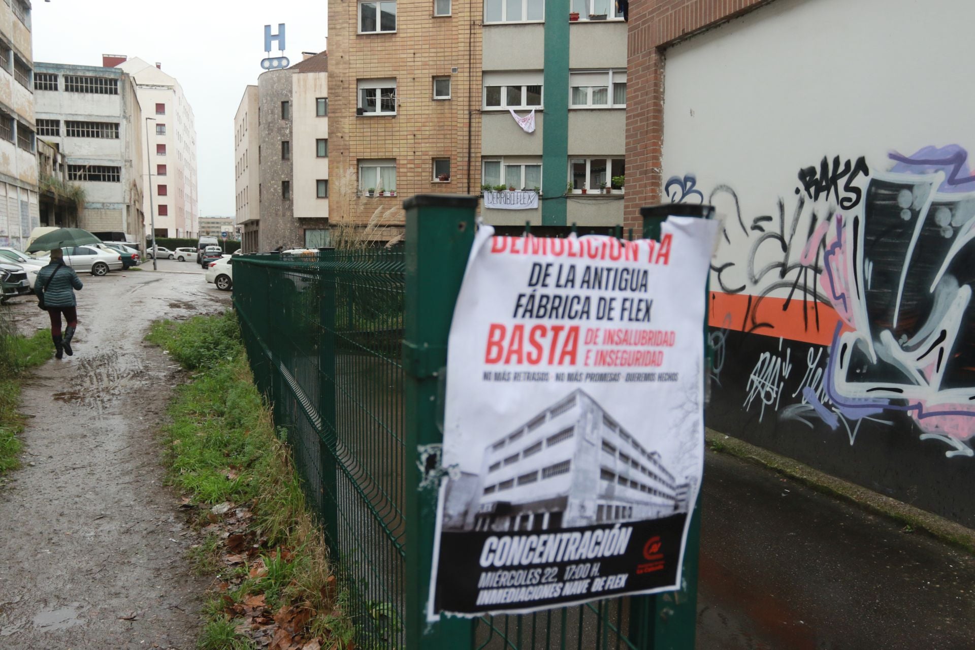 Concentración ante la antigua fábrica de Flex por los continuos retrasos en el derribo