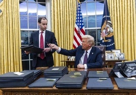 Donald Trump firmando sus primeros decretos como 47 presidente de Estados Unidos.