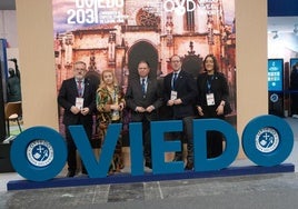 Canteli, con parte de la corporación municipal, tras las letronas de Oviedo que se exhiben en Fitur 2025.