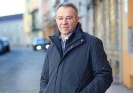 José Manuel del Pino Meilán, candidato a presidir el PP de Gijón, en las calles de Cimavilla.