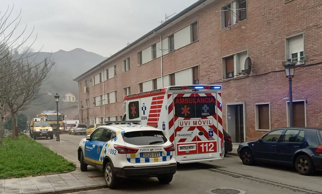 Un incendio en un piso de Blimea deja dos heridos y a todos los vecinos desalojados