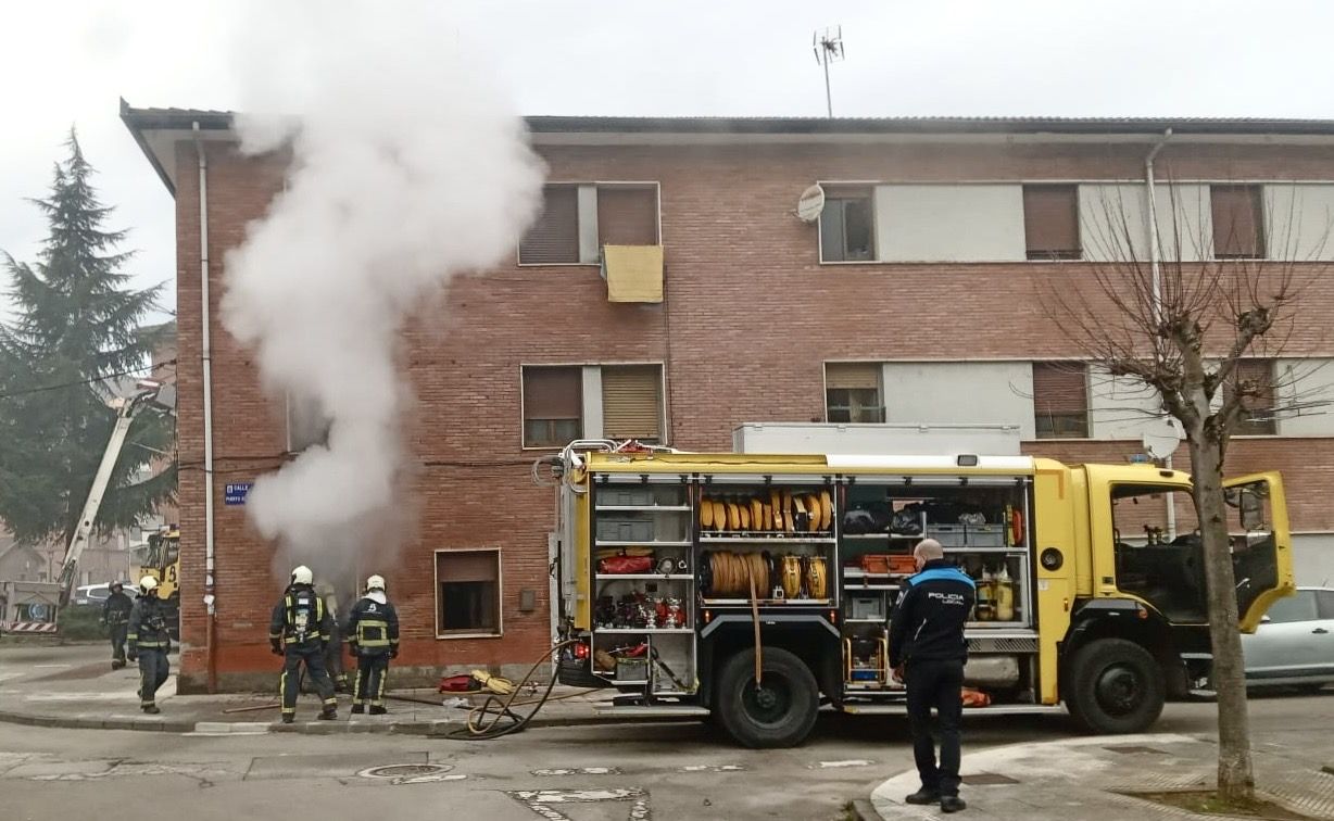 Un incendio en un piso de Blimea deja dos heridos y a todos los vecinos desalojados