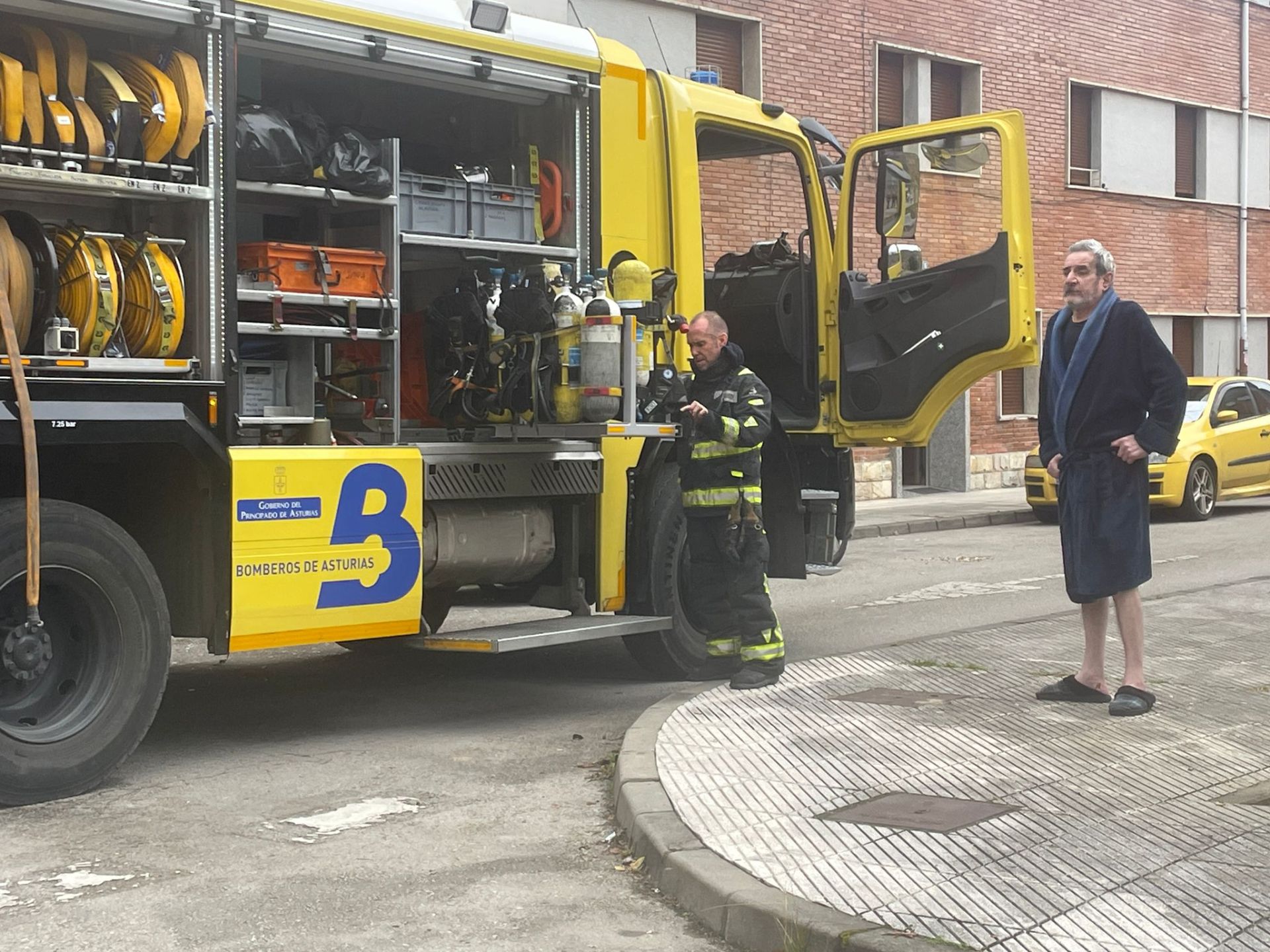 Un incendio en un piso de Blimea deja dos heridos y a todos los vecinos desalojados