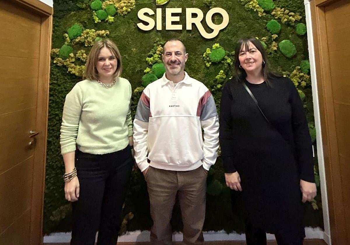 La concejala Eva Iglesias, el alcalde Ángel García y la técnico municipal Ana Díaz.