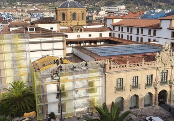 Los operarios trabajando en la cubierta.