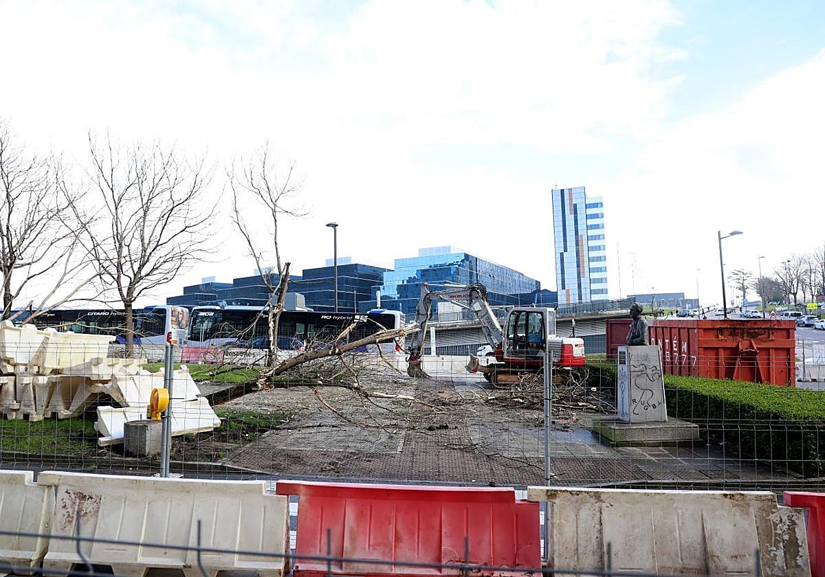 Las señalizaciones y las vallas para iniciar las obras del intercambiador del HUCA.