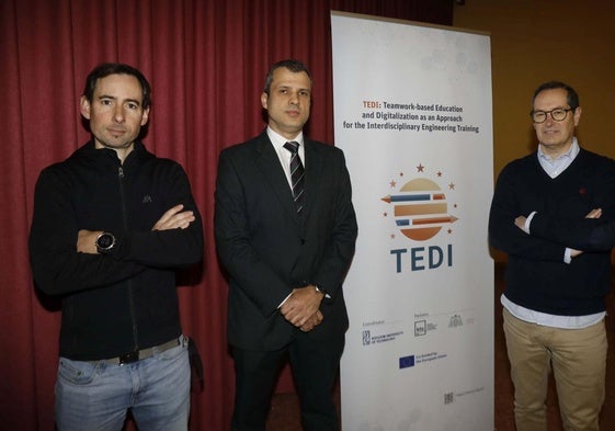 Jorge Roces, director del área de Estrategia y Unidades de Investigación de la Universidad de Oviedo; Francisco González, subdirector de la Escuela Politécnica de Ingeniería de Gijón y Gonzalo Valiño, coordinador del proyecto TEDI en España, antes de la presentación de esta mañana en la EPI.