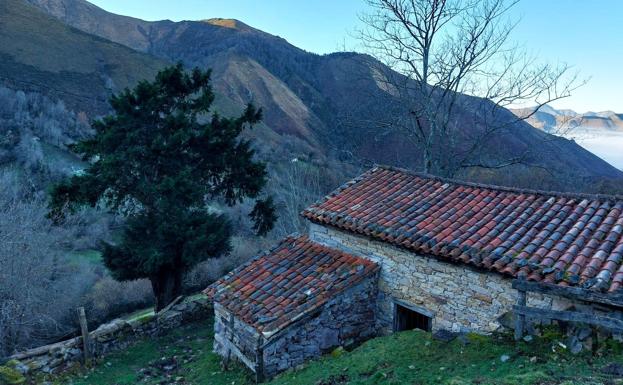 Antes de alcanzar el collau Niañu se pasa por una zona con abundantes y cuidadas cabañas