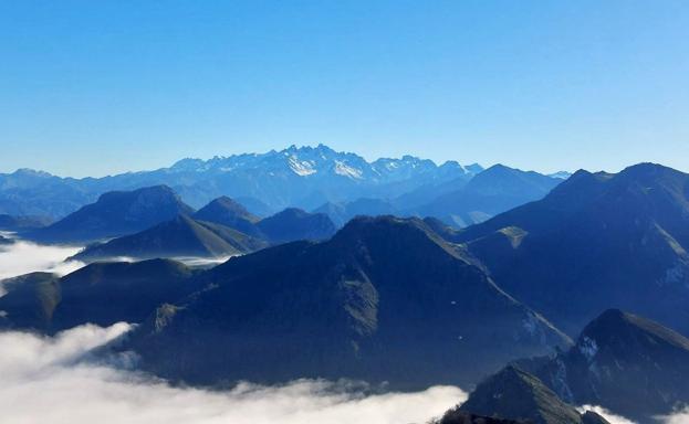 Mirando acia la Mota Cetín y los Picos de Europa desde los altos del Niañu