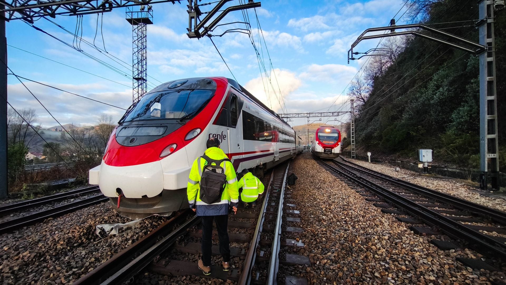 Operarios de Adif examinan el tren descarrilado.