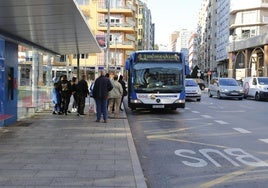 Usuarios subiendo a un autobús urbano en la parada de Las Meanas.