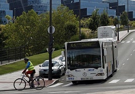 Un autobús circulando junto al HUCA.