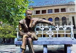 Fotomontaje de uno de los primeros bocetos de la estatua de Arturo Fernández, frente al Teatro Jovellanos de Gijón.