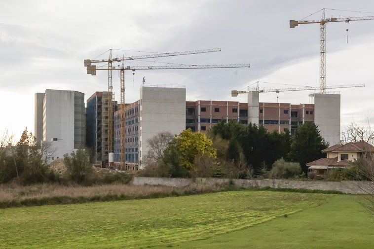 Estado actual de las obras de ampliación del Hospital de Cabueñes con el nuevo edificio que se estaba construyendo para duplicar la superficie actual del complejo sanitario y que ya alcanzó la altura máxima.