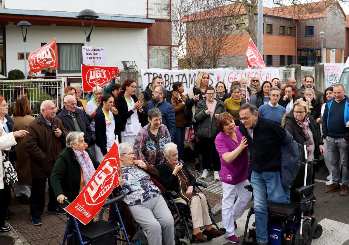 Manifestación de trabajadores y residentes a las puertas de la residencia Gesmedical-Dis de Noreña.