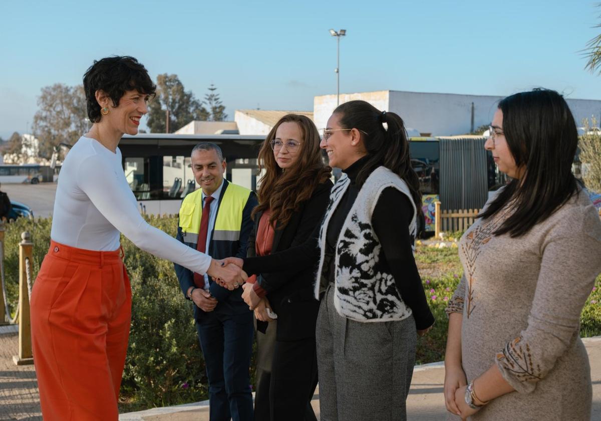 La ministra saluda a las conductoras de ALSA en Rabat.