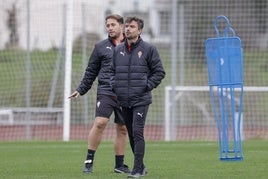 Albés, en el entrenamiento de ayer, con Iván Cabezudo, uno de sus técnicos de confianza.