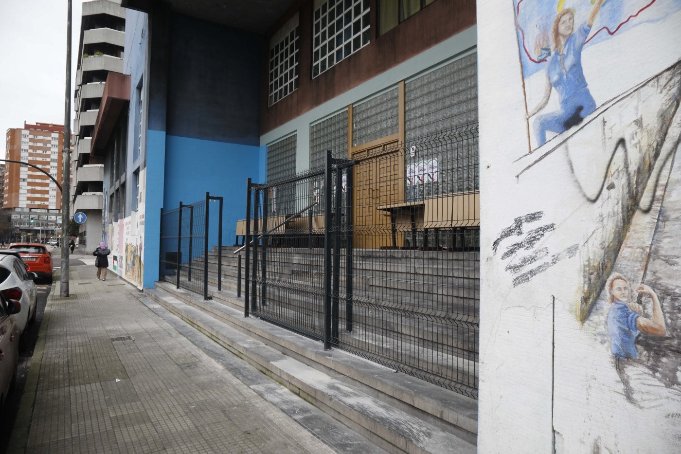 El cierre instalado en las escaleras de la Casa Sindical.