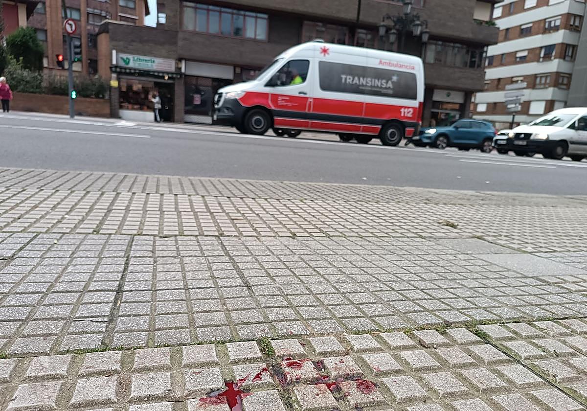 Restos de sangre en el lugar del atropello.