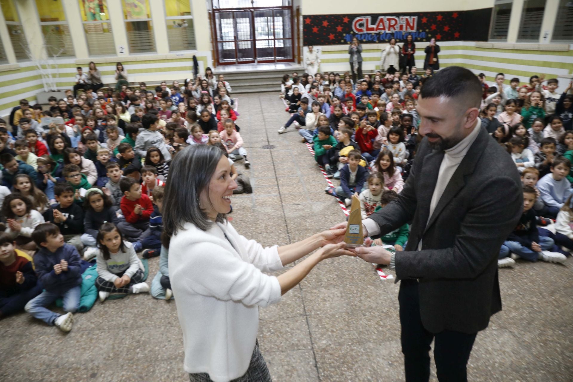 Eva Rami recibe el galardón de ex alumna de honor del colegio Clarín 2024 de la mano del director del centro, Pablo Casanova.