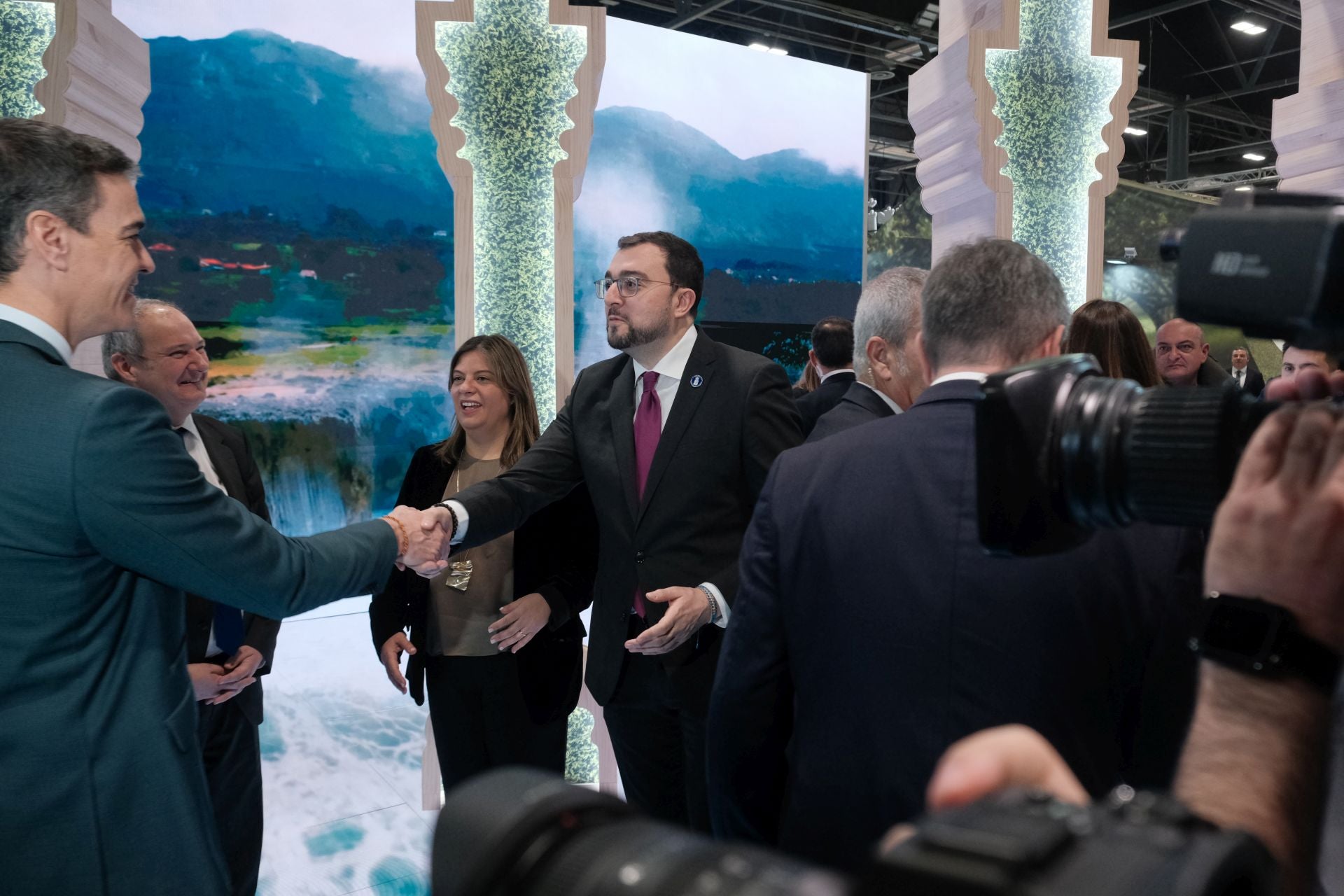 Asturias en Fitur 2025: Pedro Sánchez prueba la bici del Principado y bebe sidra