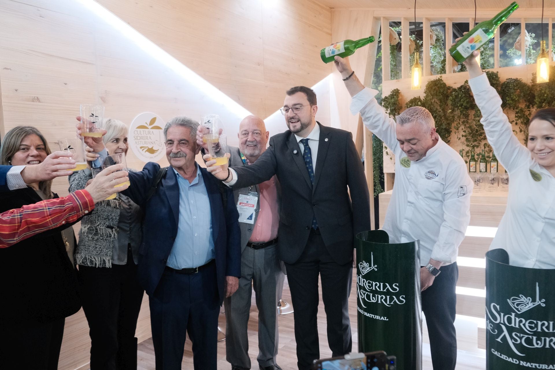 Asturias en Fitur 2025: Pedro Sánchez prueba la bici del Principado y bebe sidra
