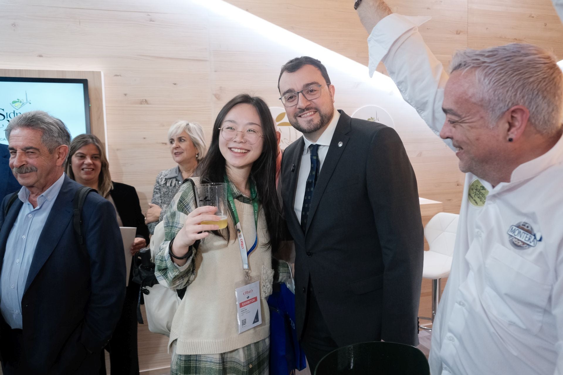 Asturias en Fitur 2025: Pedro Sánchez prueba la bici del Principado y bebe sidra