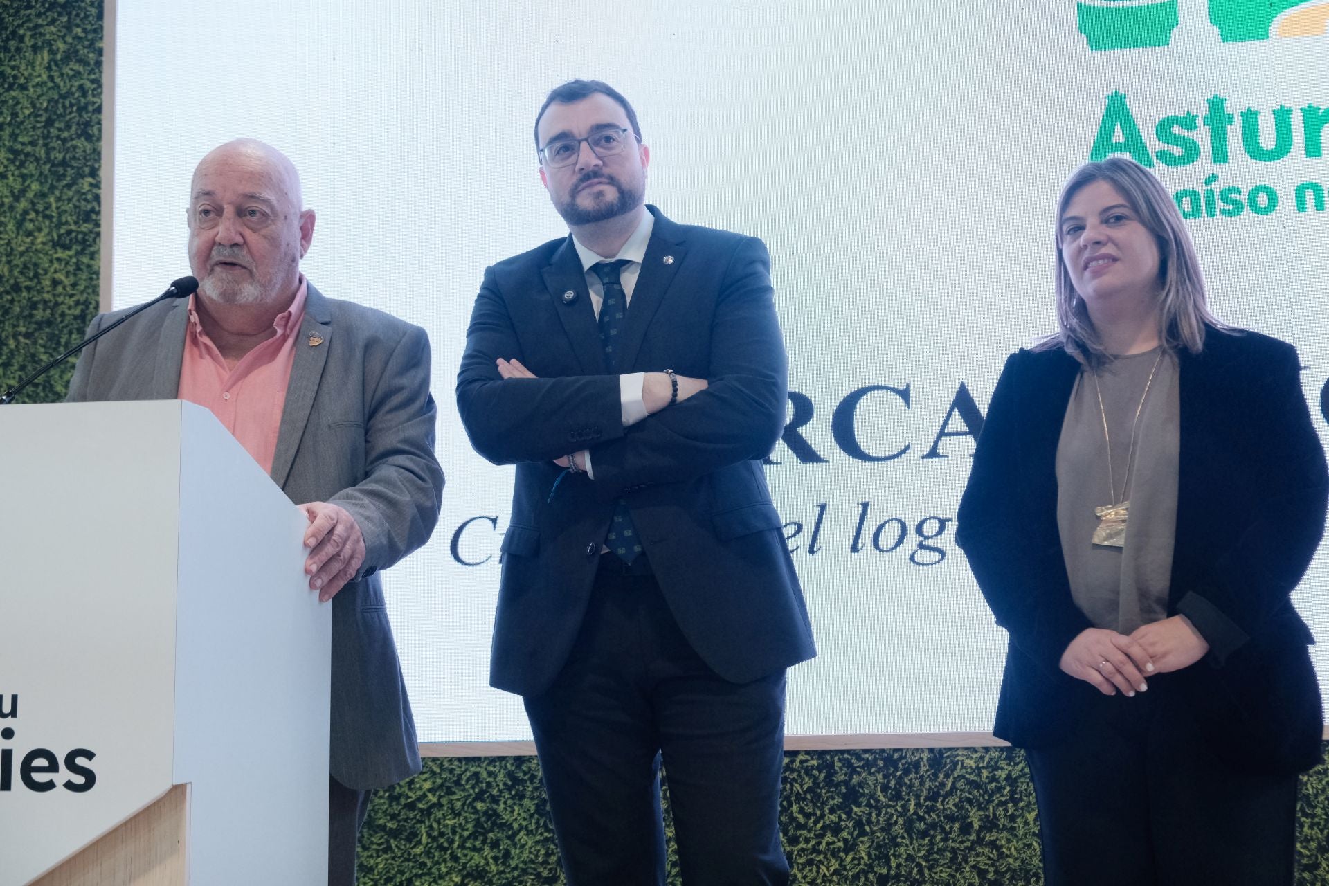 Asturias en Fitur 2025: Pedro Sánchez prueba la bici del Principado y bebe sidra
