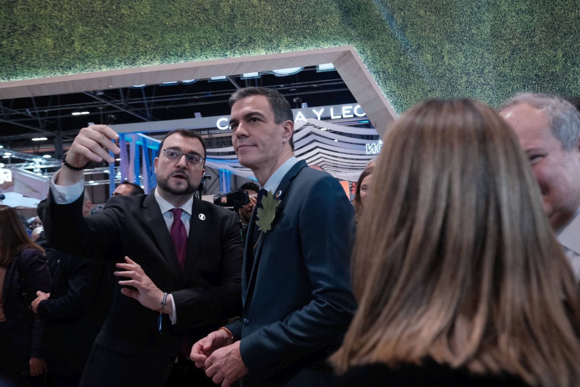 Asturias en Fitur 2025: Pedro Sánchez prueba la bici del Principado y bebe sidra