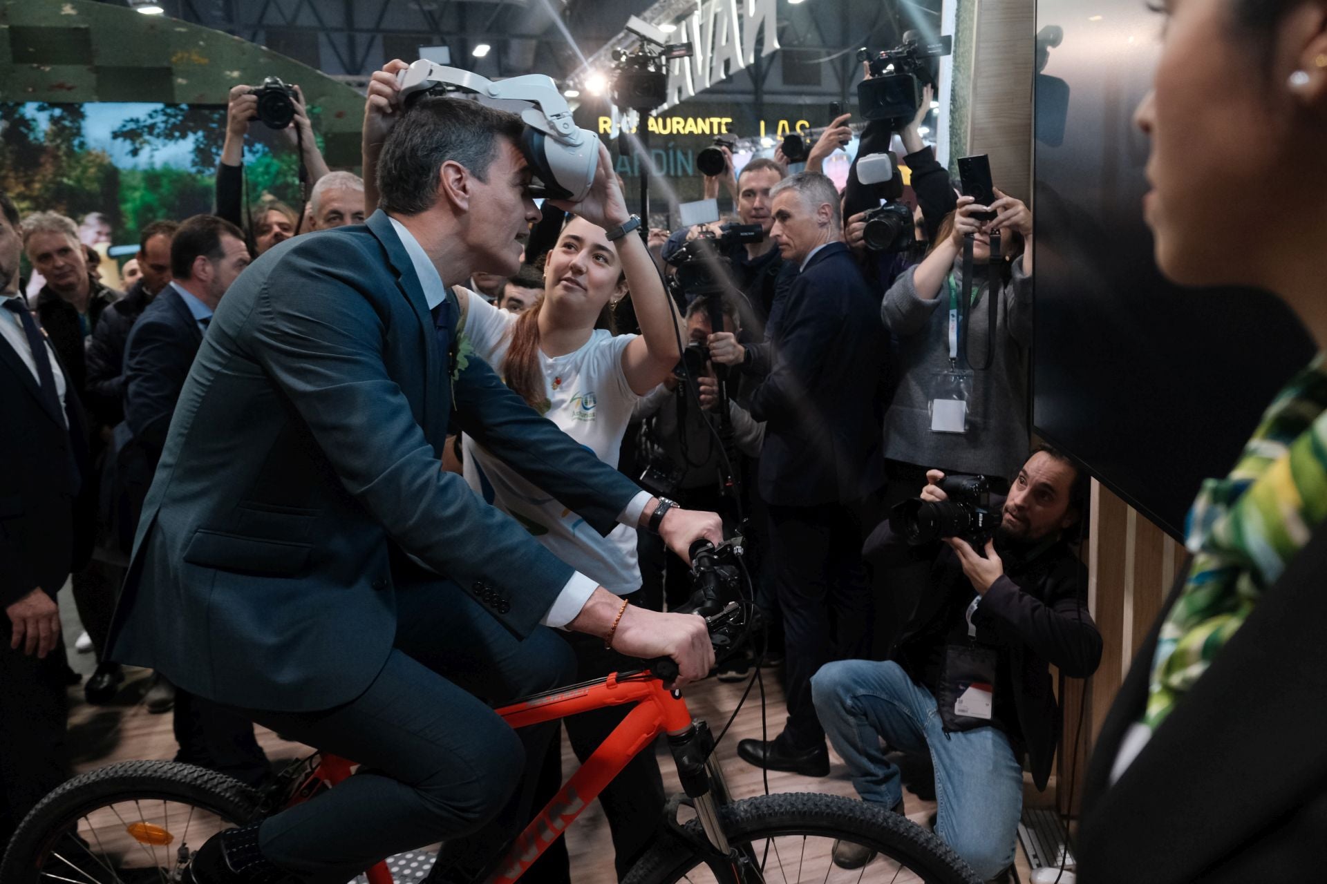 Asturias en Fitur 2025: Pedro Sánchez prueba la bici del Principado y bebe sidra